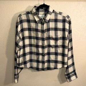 American Eagle cozy cropped flannel in grey and cream, size S